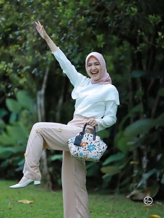 Tetap stylish dengan outfit kasual, padukan blus dengan loose pants, serta boots dan hand bag yang manis.  [Foto: IG/cutsyifaa].
