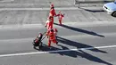 Lomba lari ini terbagi dalam tiga kategori diantaranya keluarga dengan anak-anak, pelari amatir, dan pelari profesional. (ATTILA KISBENEDEK/AFP)