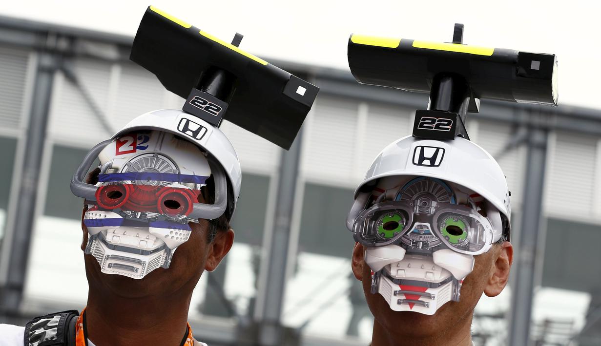 Gaya dua pendukung pebalap McLaren-Honda, Jenson Button, di F1 GP Jepang di Sirkuit Suzuka, Jepang, Minggu (27/9/2015). (Reuters/Thomas Peter)