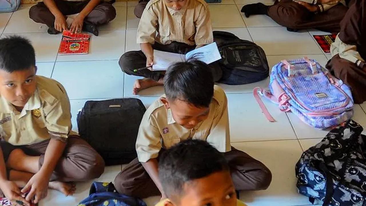 Seperti diketahui, SDN Cidokom 02 di Rumpin, Bogor ini memiliki total 449 murid yang semangat menuntut ilmu di sekolah itu.