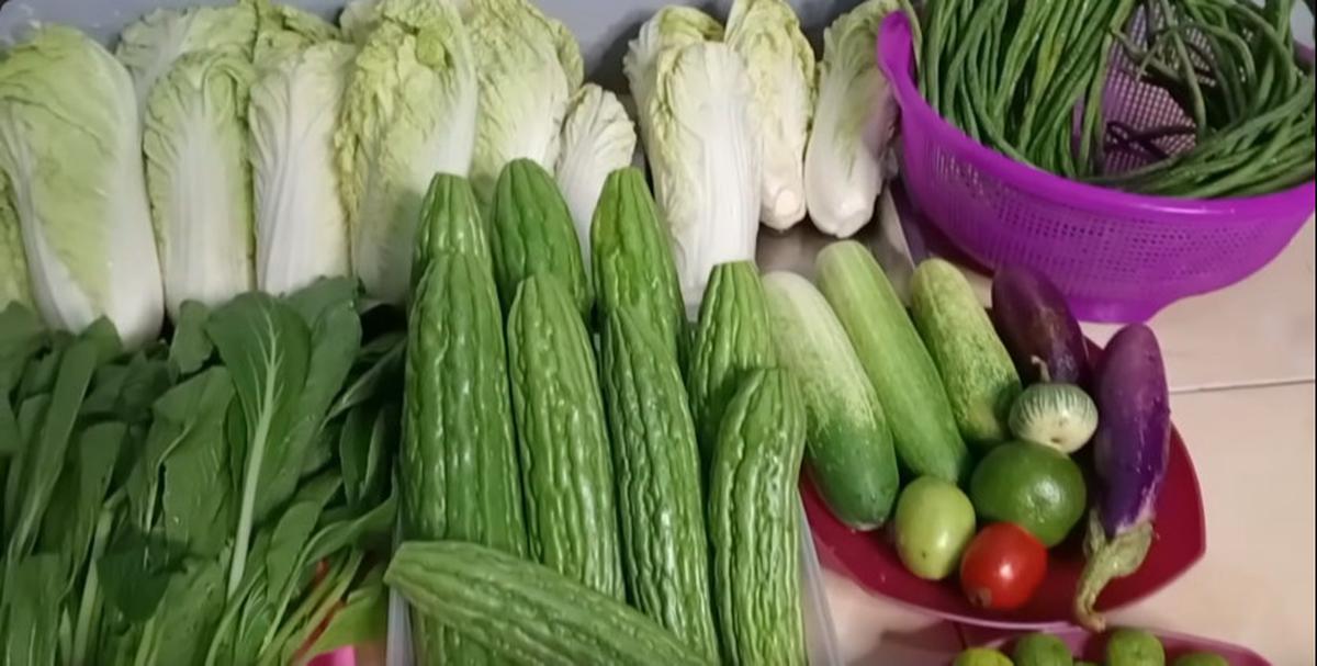 Harga Bahan Pokok Terus Meroket, Wanita Ini Rela Mulung Sayur di Pasar