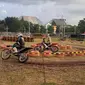 Para crosser sedang adu balap motocross Trial Game Dirt 2023 di Sirkuit Lapangan Benteng Vasternburg, Solo, Jumat (12/5).(Liputan6.com/Fajar Abrori)