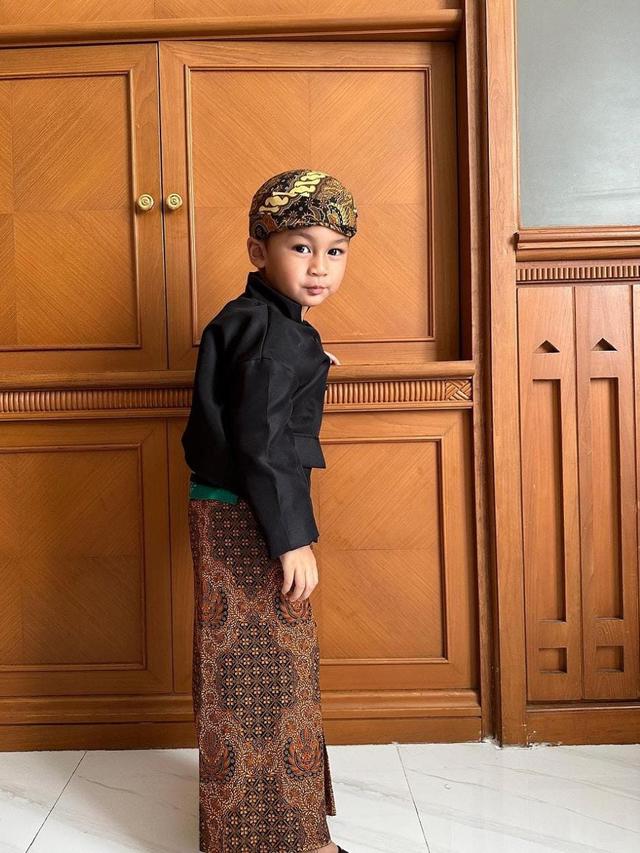 Potret Kiano Tiger Anak Baim Wong saat Mengenakan Baju Adat Jawa