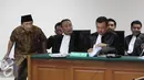 Terdakwa mantan Bupati Bangkalan Fuad, Amin saat bersiap untuk menjalani sidang lanjutan di Pengadilan Tipikor, Jakarta, Senin (10/8/2015). Agenda sidang mendengarkan keterangan 16 saksi dari SKPD Bangkalan dan pihak bank. (Liputan6.com/Helmi Afandi)