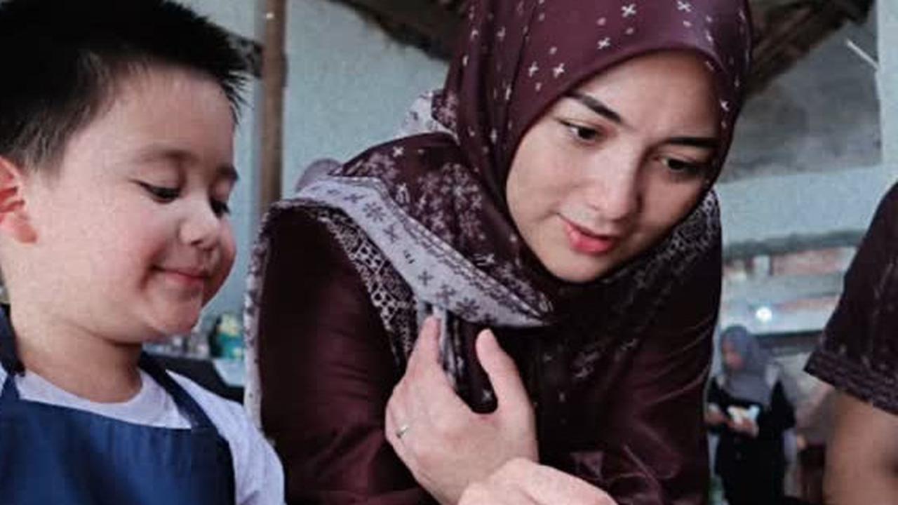 Potret Gemas Athar Anak Citra Kirana Belajar Kerajinan Tanah Liat, Niat Bikin Mangkok Malah Jadi Kura-Kura