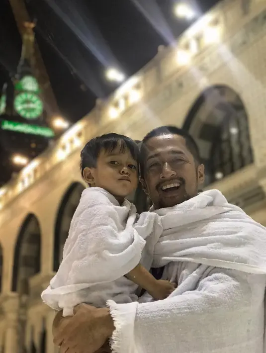 Namun ternyata, kalau mengajak anak dan istrinya, Irfan sudah pernah pergi umroh bersama keluarga kecilnya, yakni istri dan empat orang anaknya yang masih terbilang kecil. (Instagram/irfanhakim75)