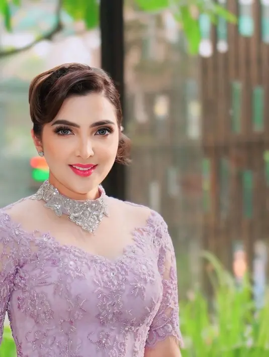 Ashanty kemudian mempermanis tampilannya dengan clutch berwarna silver yang menambah kesan modern pada busana tradisionalnya. [@ashanty_ash].