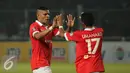 Penyerang Persija, Jose Adolfo Guerra (kiri) melakukan tos dengan gelandang Persija, Ambrizal Umanailo di Torabika Soccer Championship presented by IM3 Ooredoo, Stadion GBK Jakarta, Jumat(13/5). Persija menang 2-1. (Liputan6.com/Helmi Fithriansyah)