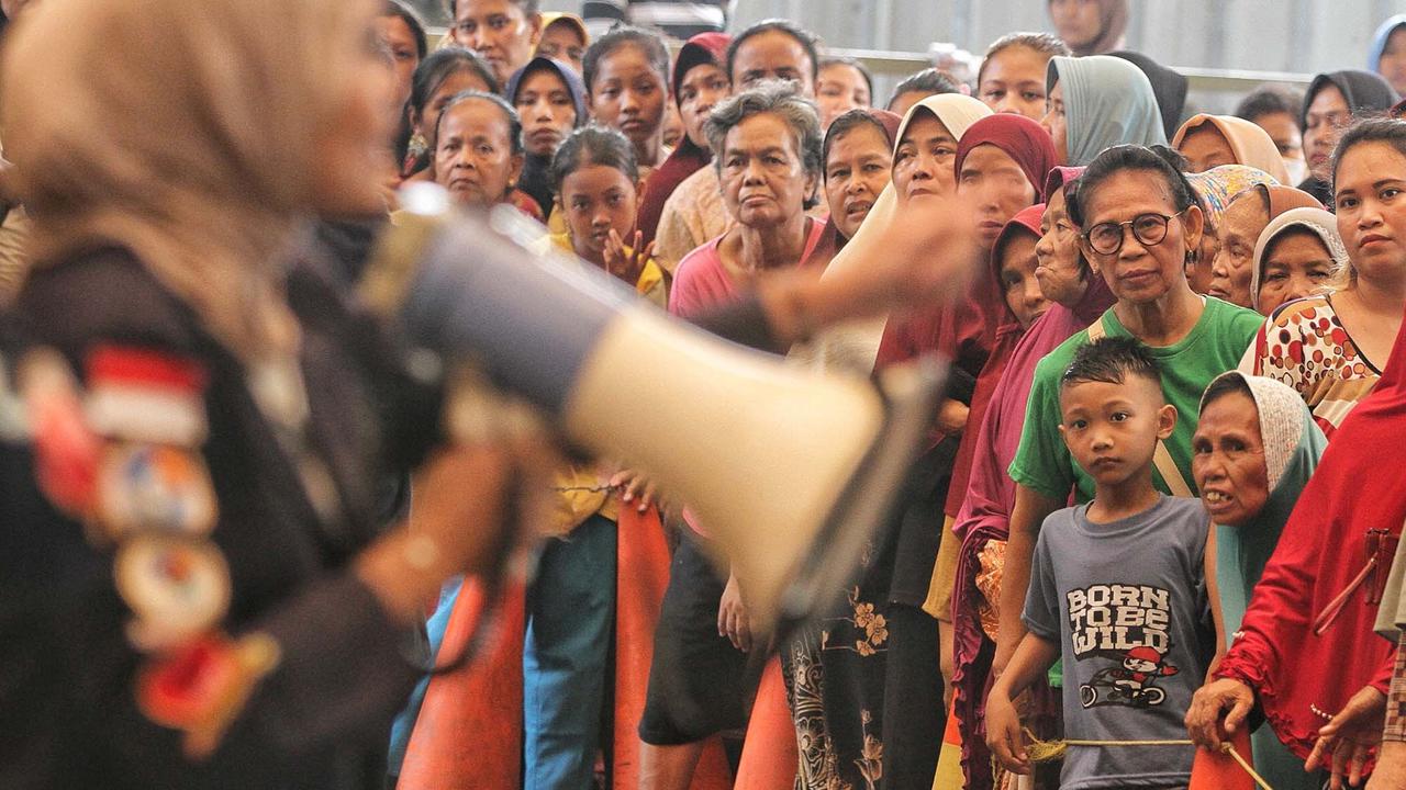 Ratusan Warga Antri Beras Murah Saat Aksi Sosial Mahasiswa di Jakarta