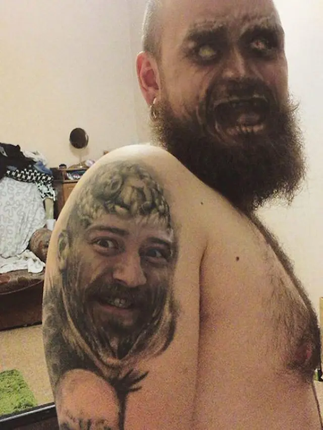 orang face swap dengan tato