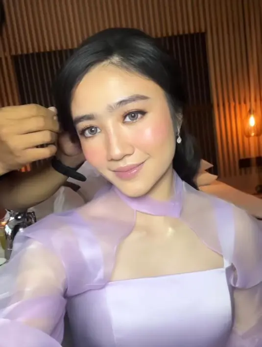 Penampilannya disempurnakan pulasan makeup flawless dengan blush on dan lipstik nuansa pink yang segar. [Foto: IG/febbyrastanty].