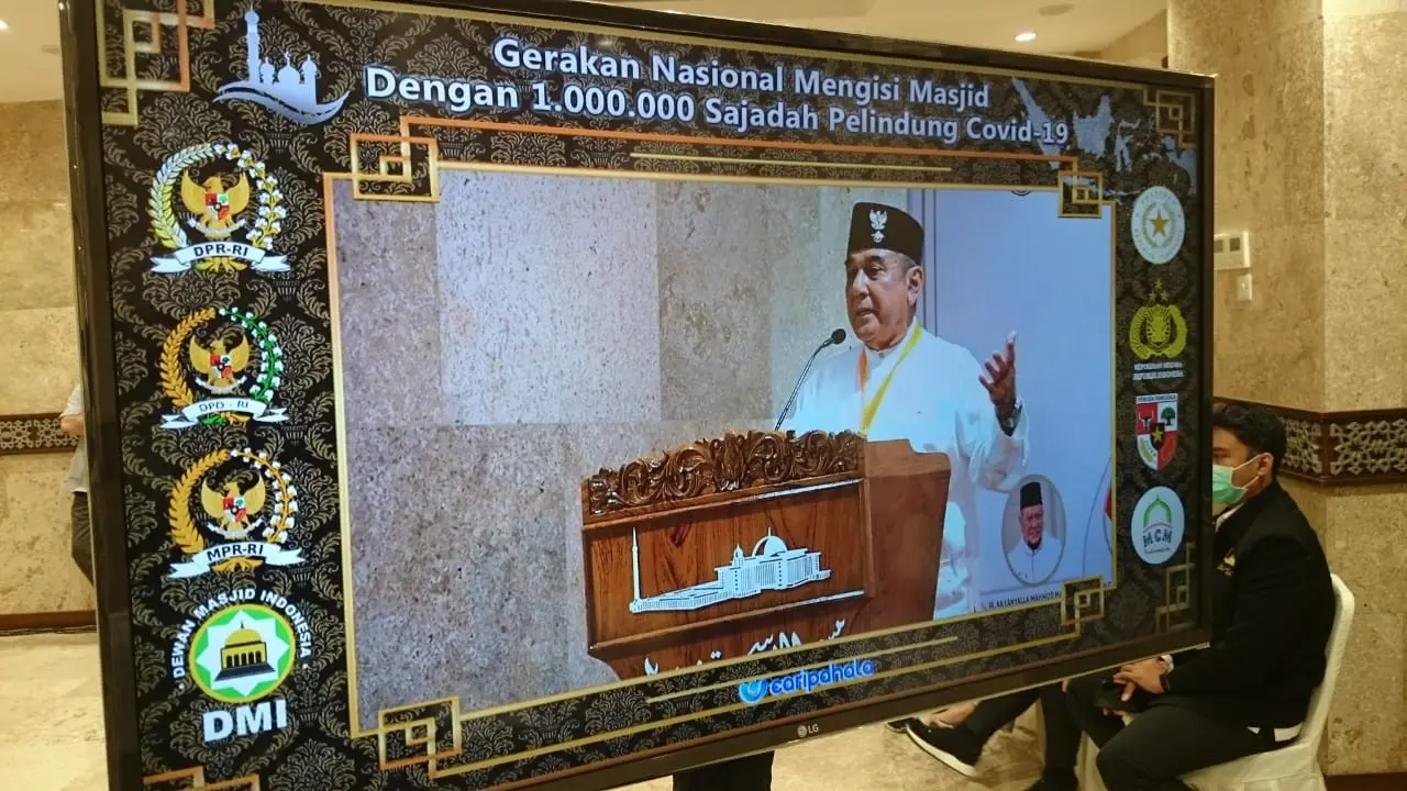 etua Umum MPN Pemuda Pancasila, Japto S. Soerjosoemarno menyampaikan sambutan dalam gerakan nasional mengisi masjid dengan 1.000.000 sajadah pelindung Covid-19. (istimewa)