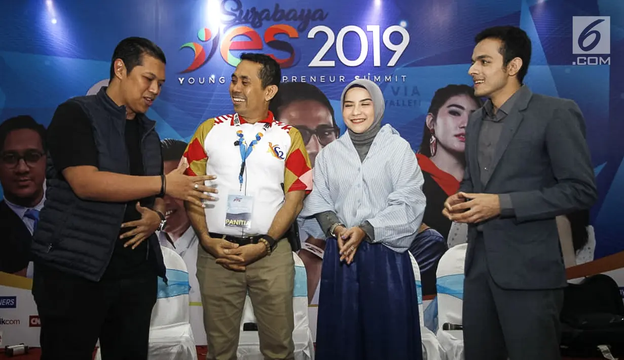 Pendiri KAHMI Preneur Kamrussamad berbincang dengan Hendy Setiono, Albinsaid dan Tasya Nur Medina pada acara Surabaya Young Entrepreneur Summit (YES) 2019 yang mengusung tema 'Arah Baru Ekonomi Indonesia’di Surabaya, Sabtu (16/2). (Liputan6.com/HO/Bon)