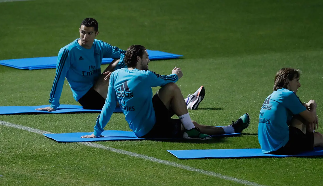 Pemain Real Madrid Cristiano Ronaldo (kiri), Mateo Kovacic (tengah) dan Luka Modric melakukan pemanasan saat latihan jelang menghadapi Gremio pada final Piala Dunia Klub 2017 di Abu Dhabi, Uni Emirat Arab, (14/12). (AP Photo / Hassan Ammar)