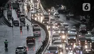 Kondisi lampau lintas saat hujan mengguyur Jakarta, Senin (26/10/2020). BPBD DKI Jakarta mengeluarkan peringatan awal cuaca berupa potensi terjadinya hujan lebat disertai petir dan angin kencang akibat dari siklon tropis Molave hingga 27 Oktober 2020. (merdeka.com/Iqbal S. Nugroho)