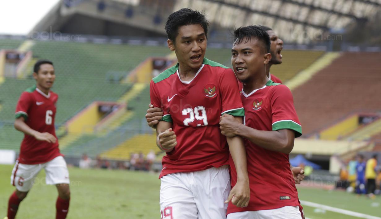 Septian David Maulana bersama Muhammad Hargianto melakukan selebrasi usai mencetak gol ke gawang Thailand pada perhelatan SEA Games 2017 yang berlangsung di Stadion Shah Alam, Malaysia (Bola.com/Vitalis Yogi Trisna)