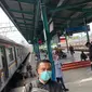 Penumpang menunggu KRL di Stasiun KA Manggarai, Jakarta, Selasa (1/12/2020). Menteri Perhubungan (Menhub) Budi Karya Sumadi menyebut nantinuya Manggarai akan menjadi pusat stasiun KA di Jabodetabek karena semua rute kereta yang ada di Jabodetabek akan bersinggungan di Manggarai. (Liputan6.com/Immanu