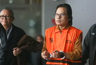Mantan Sekretaris Jenderal (Sekjen) MPR RI Ma'ruf Cahyono dengan mengenakan rompi oranye berjalan menuju mobil tahanan  usai menjalani pemeriksaan di Gedung Merah Putih KPK, Jakarta, Kamis (09/07/2026).