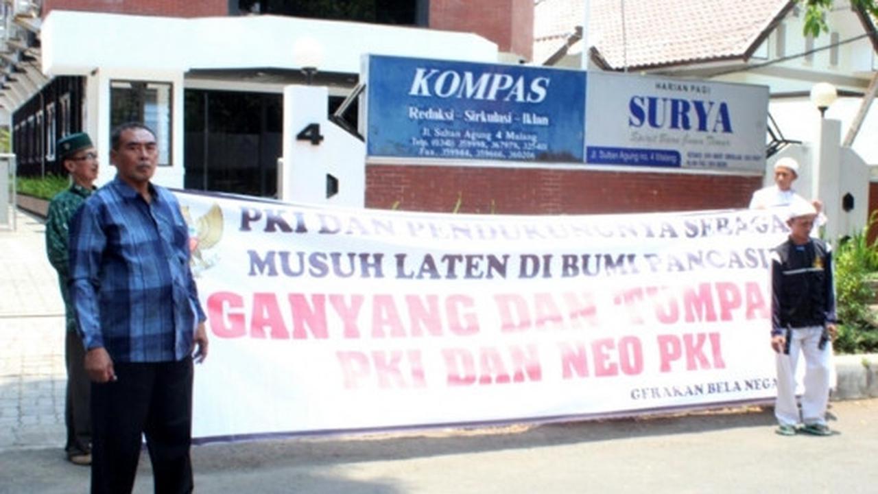 Peringati G30S, massa di Malang bakar bendera PKI