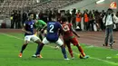 Pemain malaysia, Mahali (tengah) berusaha mengambil bola dari kawalan Pemain Indonesia, Irfan Bachdim (kiri) dalam Laga Piala AFF Suzuki 2012 antara Malaysia vs Indonesia di Stadion Bukit Jalil, Kuala Lumpur, Malaysia. pertandingan berakhir dengan skor 2-