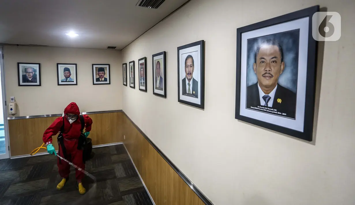 Petugas Suku Dinas Penanggulangan Kebakaran dan Penyelamatan (Damkar) Jakarta Pusat menyemprot disinfektan dan sterilisasi Gedung DPRD DKI Jakarta, Rabu (29/7/2020). Penyemprotan dilakukan setelah anggota DPRD DKI dan staf terpapar COVID-19. (Liputan6.com/Faizal Fanani)