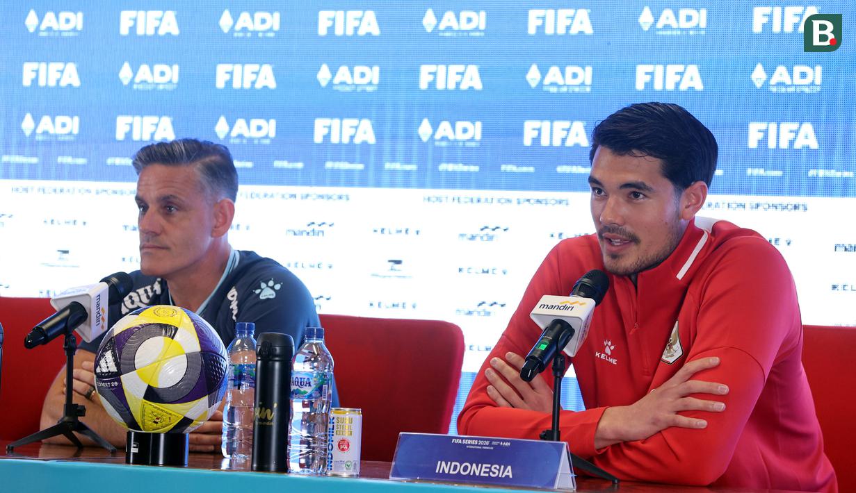 Pemain Timnas Indonesia, Elkan Baggott (kanan) memberikan keterangan di samping pelatih John Herdman dalam konferensi pers menjelang FIFA Series melawan St Kitts and Navis di Stadion Utama Gelora Bung Karno (SUGBK), Senayan, Jakarta, Kamis (26/03/2026). (Bola.com/M Iqbal Ichsan)