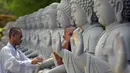 Dua orang bhiksu membersihkan patung di  Vihara Mahavira Graha Semarang , Sabtu ( 21/5/2016). Terdapat 120 patung Budha di Vihara Mahavira Graha Semarang. (Gholib)