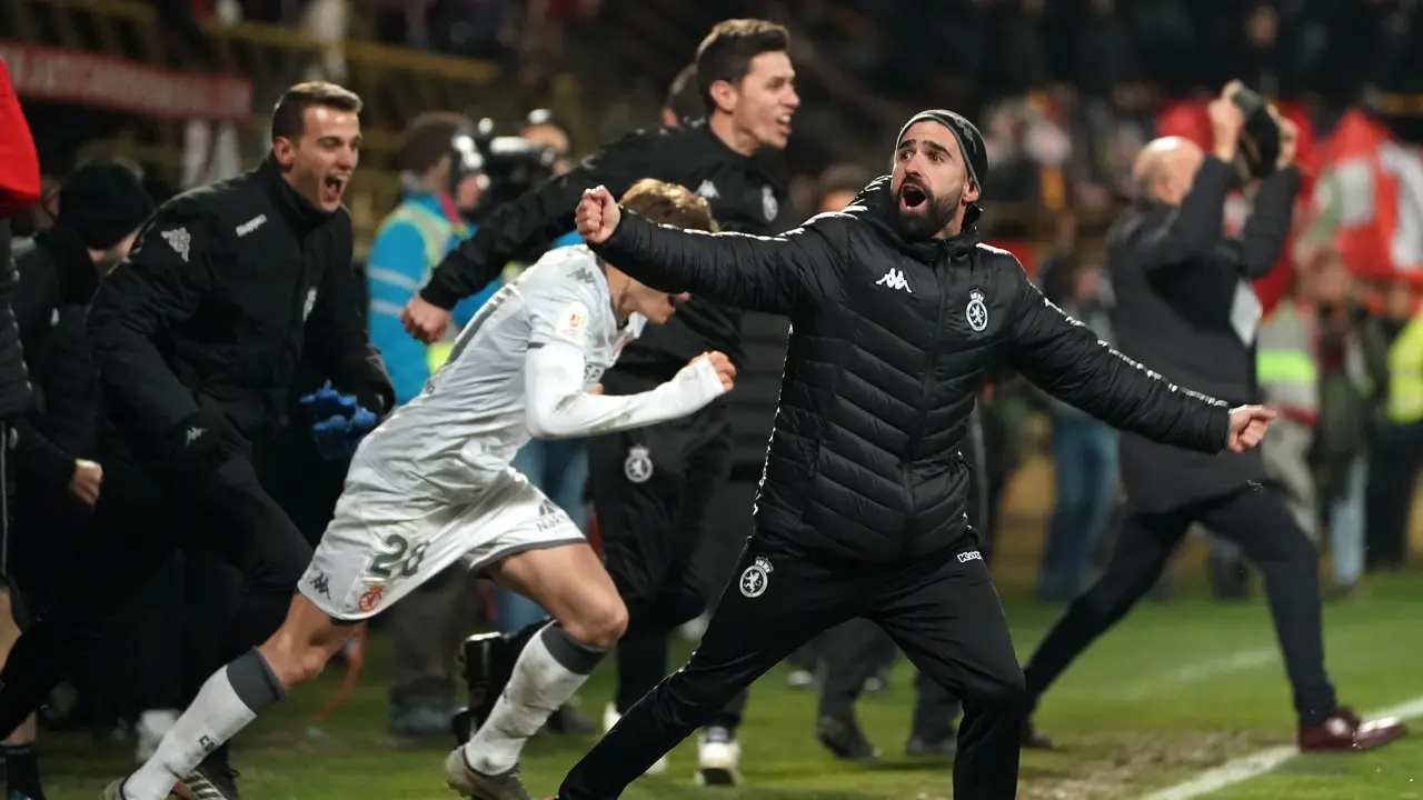 Para pemain Cultural Leonesa berlari ke lapangan usai mengalahkan Atletico Madrid