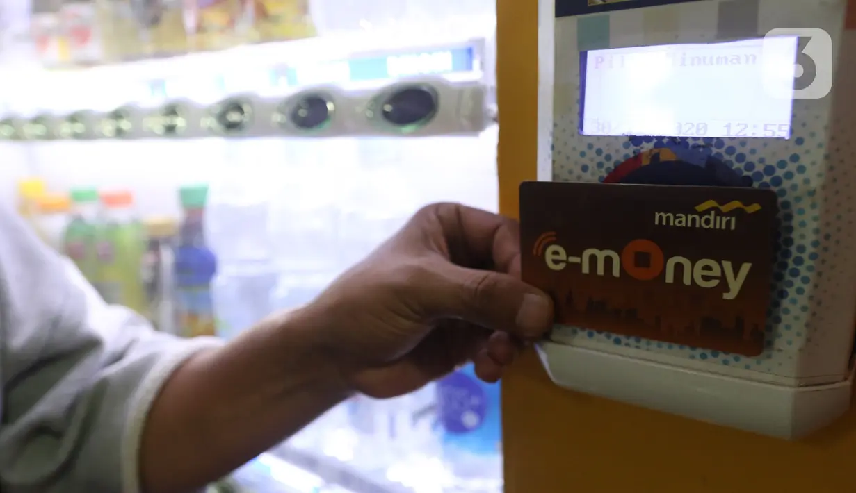 Konsumen bertransaksi dengan uang elektronik di Jakarta, Rabu (2/12/2020). Saat ini frekuensi transaksi mandiri e-money telah menembus 650 juta transaksi dengan nilai yang mencapai Rp10 triliun pada Januari-September 2020 lalu. (Liputan6.com/Angga Yuniar)