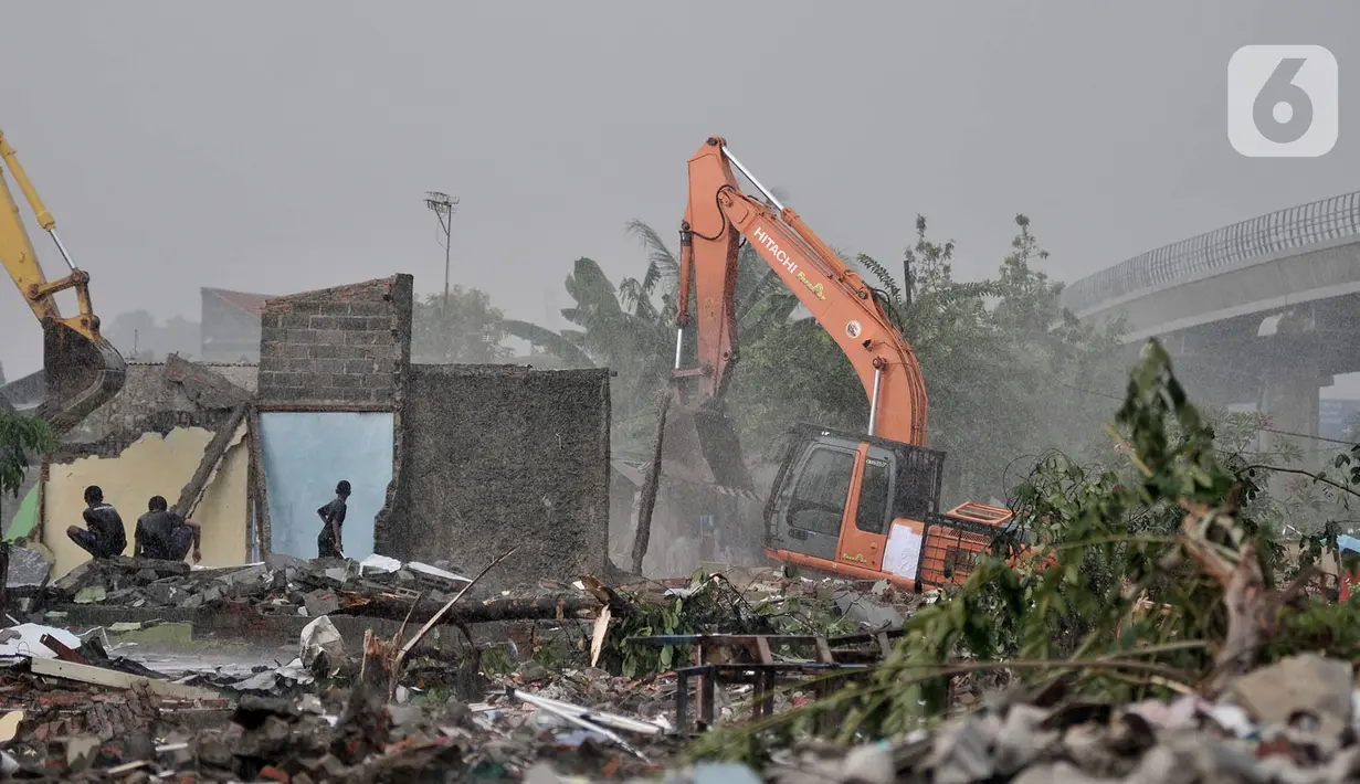 Warga terdampak menyaksikan kendaraan alat berat menggusur permukiman di Cipinang Melayu, Jakarta, Selasa (21/7/2020). Sebanyak 24 rumah di RT 009/014 Kelurahan Cipinang Melayu itu digusur oleh petugas gabungan untuk lahan proyek pembangunan kereta cepat Jakarta-Bandung. (merdeka.com/Iqbal Nugroho)