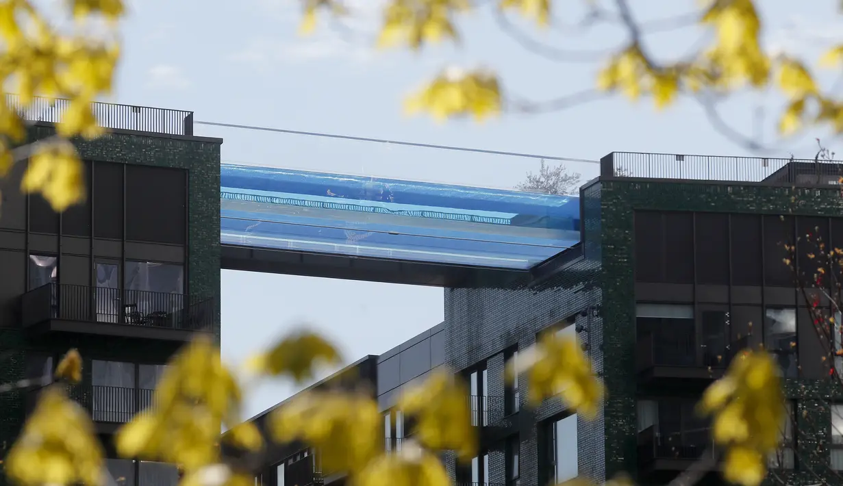 Kolam langit atau sky pool pertama di dunia dengan dasar kaca dan pemandangan dari ketinggian 115 kaki di atas jalanan London, Selasa (27/4/2021). Kolam renang transparan ini hanya boleh dikunjungi oleh penghuni kompleks apartemen mewah itu. (AP Photo/Frank Augstein)