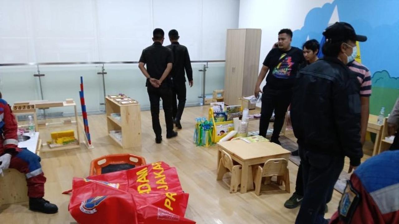 Gulkarmat Jakut Evakuasi Jasad Pria Tersetrum Listrik di Plafon Ruko Tanjung Priok