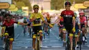 Pebalap Kolombia Egan Bernal (tengah) berpegangan tangan dengan Geraint Thomas setelah memenangkan balap sepeda Tour de France 2019, Paris, Prancis, Minggu (28/7/2019 ). Egan Bernal menjuarai Tour de France 2019 setelah menempuh perjalanan lebih dari 3,409 km. (AP photo/Michel Euler)