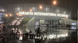 Suasana di area Jakarta International Velodrome yang diguyur hujan jelang acara nonton bersama Timnas Indonesia menghadapi Filipina dalam rangkaian acara MALAMNYA BOLA di Jakarta International Velodrome, Rawamangun, Jakarta Timur, Selasa (11/6/2024). (Bola.com/Arief Bagus)