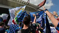 Fans Inter Milan membanjiri Stadion Giuseppe Meazza merayakan gelar juara Liga Italia. (MIGUEL MEDINA / AFP)