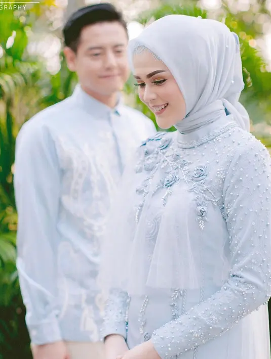Keduanya tampak bahagia setelah proses lamaran bisa berjalan. Awalnya Cut Meyriska dan Roger menutup rapat hubungan mereka dan sampai akhirnya mereka membagikan kebahagiaannya itu. (Liputan6.com/IG/@dierabachir)