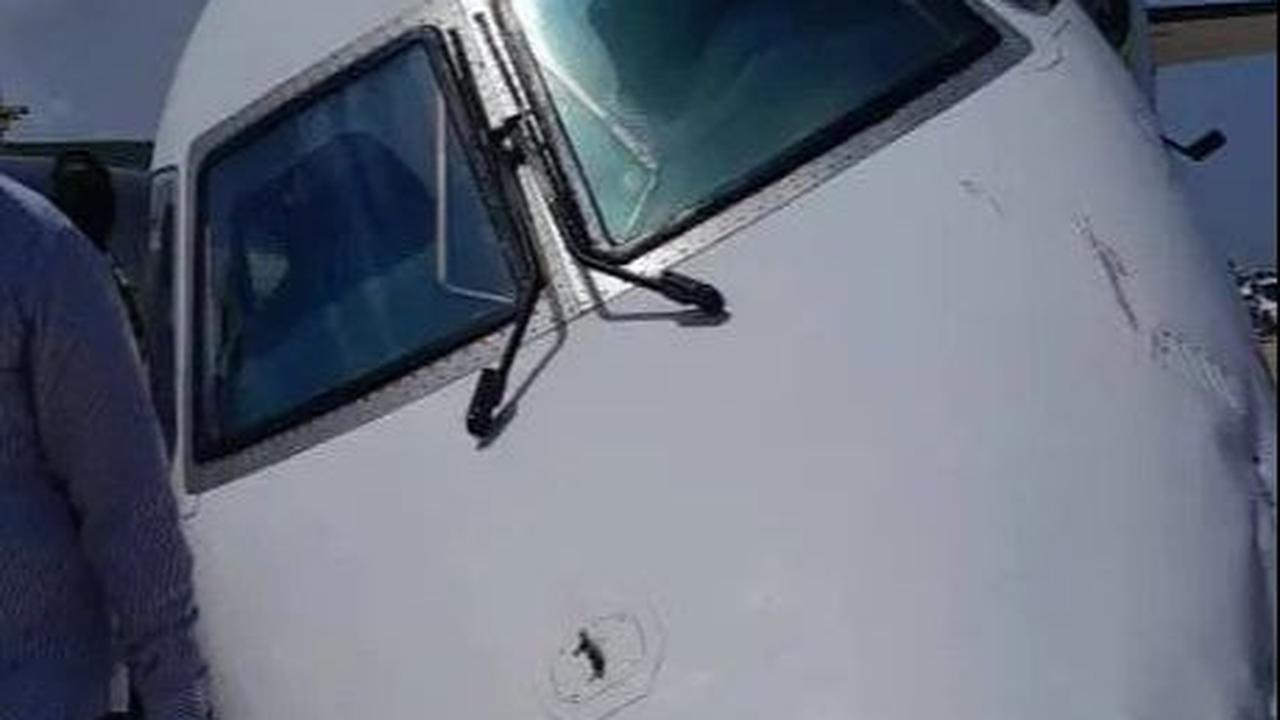 Momen Mengerikan Pesawat Komersil Tergelincir di Somalia, Tabrak Pagar Bandara Sampai Kokpit Hancur