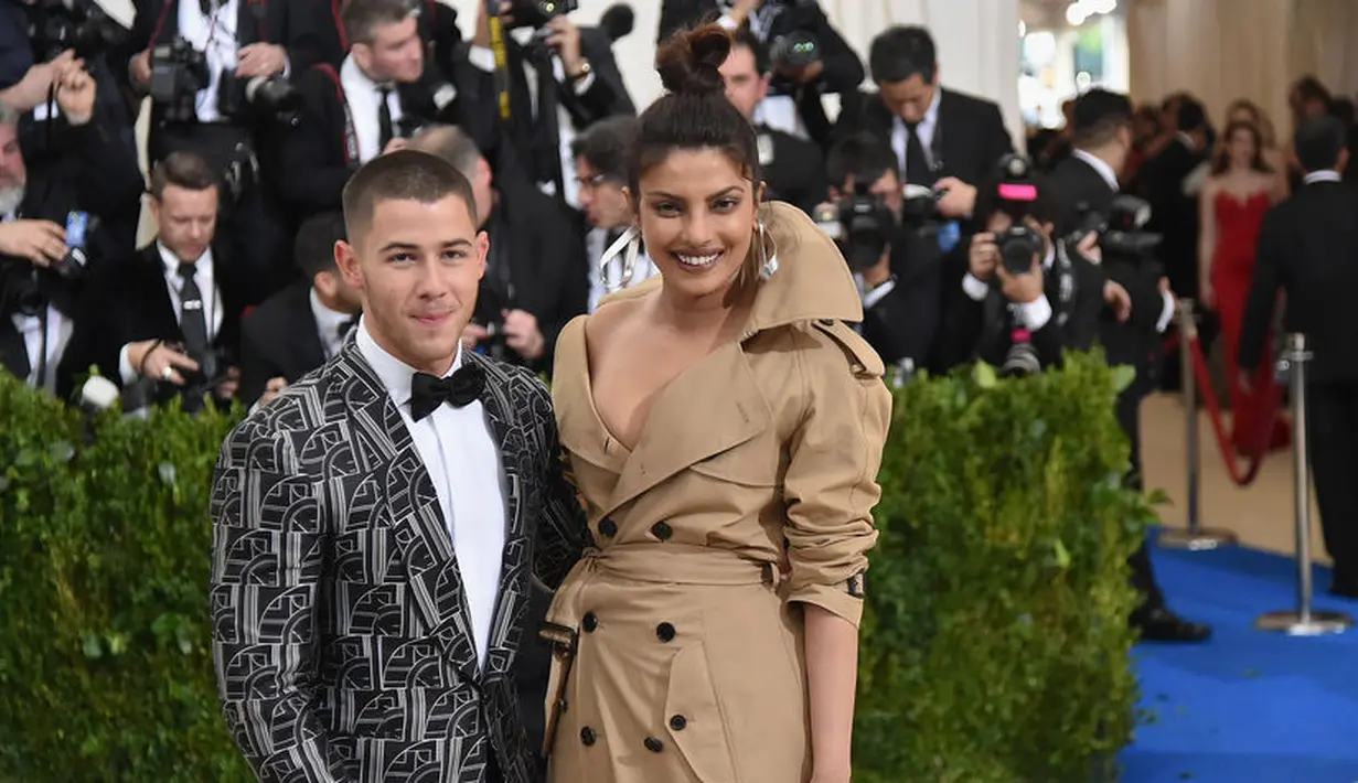 Lalu mereka pun kini   tertangkap kamera makan malam   bersama di West Hollywood. (Extra)