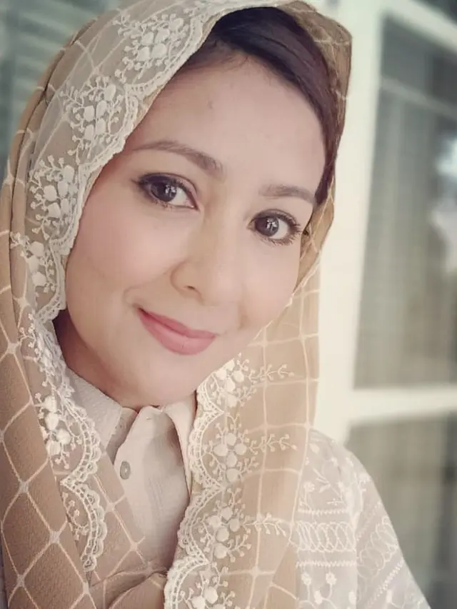 7 Pesona Ine Dewi Kala Tampil Pakai Hijab Ini Tuai Pujian