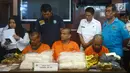 Petugas BNN menunjukkan tiga tersangka berserta barang bukti sabu seberat 20 Kg saat rilis di Kantor BNN, Jakarta, Kamis (26/4). Sabu tersebut diselundupkan dari Malaysia ke Dumai. (Merdeka.com/Imam Buhori)