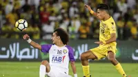 Ali Saleh (kanan), striker Al-Wasl sekaligus Timnas Uni Emirat Arab. (AFP/Karim Sahib)