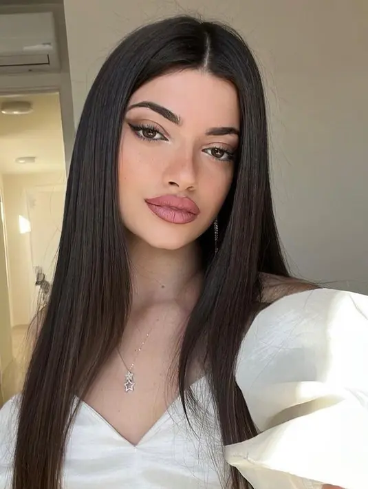 Tak ingin berlama-lama terpuruk, Fabiola justru mencoba peruntungan dari situ.  Di beberapa videonya, Fabiola menunjukkan transformasi wajahnya dari yang mirip Mr. Bean menjadi wanita cantik bak Kendall Jenner. (Instagram/fabiola.baglieri).