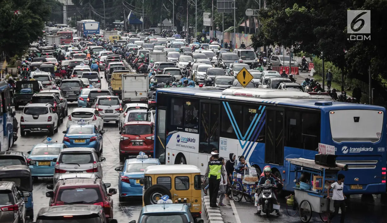 Kendaraan terjebak kemacetan di kawasan Medan Merdeka Timur, Jakarta, Kamis (21/2). Kemacetan terjadi akibat pengalihan arus lalu lintas terkait Malam Munajat 212 di Monas. (Liputan6.com/Faizal Fanani)