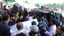 Para kerabat serta sahabat mengotong peti jenazah Mike. Jenazah dimasukkan ke dalam mobil ambulan yang telah disiapkan untuk membawa ke peristirahatan terakhirnya. (Galih W. Satria/Bintang.com)