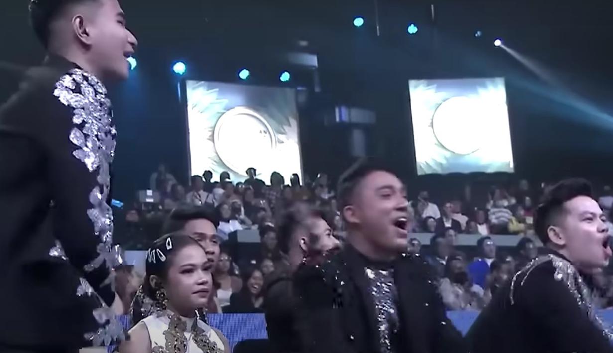 Momen ketika Kiky Saputri roasting Putri Isnari di Indonesian Dangdut Awards 2022 namun berujung diamuk oleh fans Lesti Kejora dan Rizky Billar. (Foto: YouTube/Indosiar)