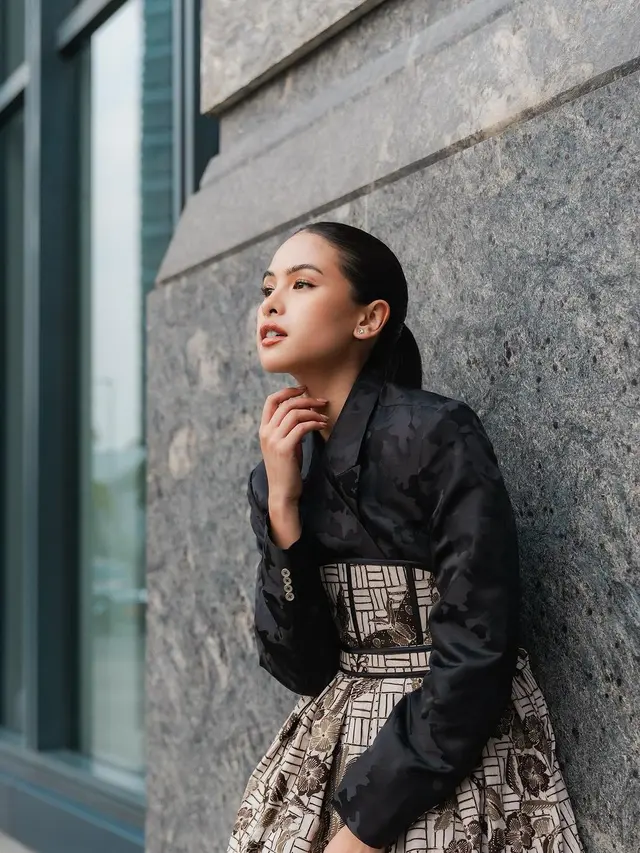 Pesona Anggun Maudy Ayunda Padukan Hanbok dan Batik di ASEAN Business Awards