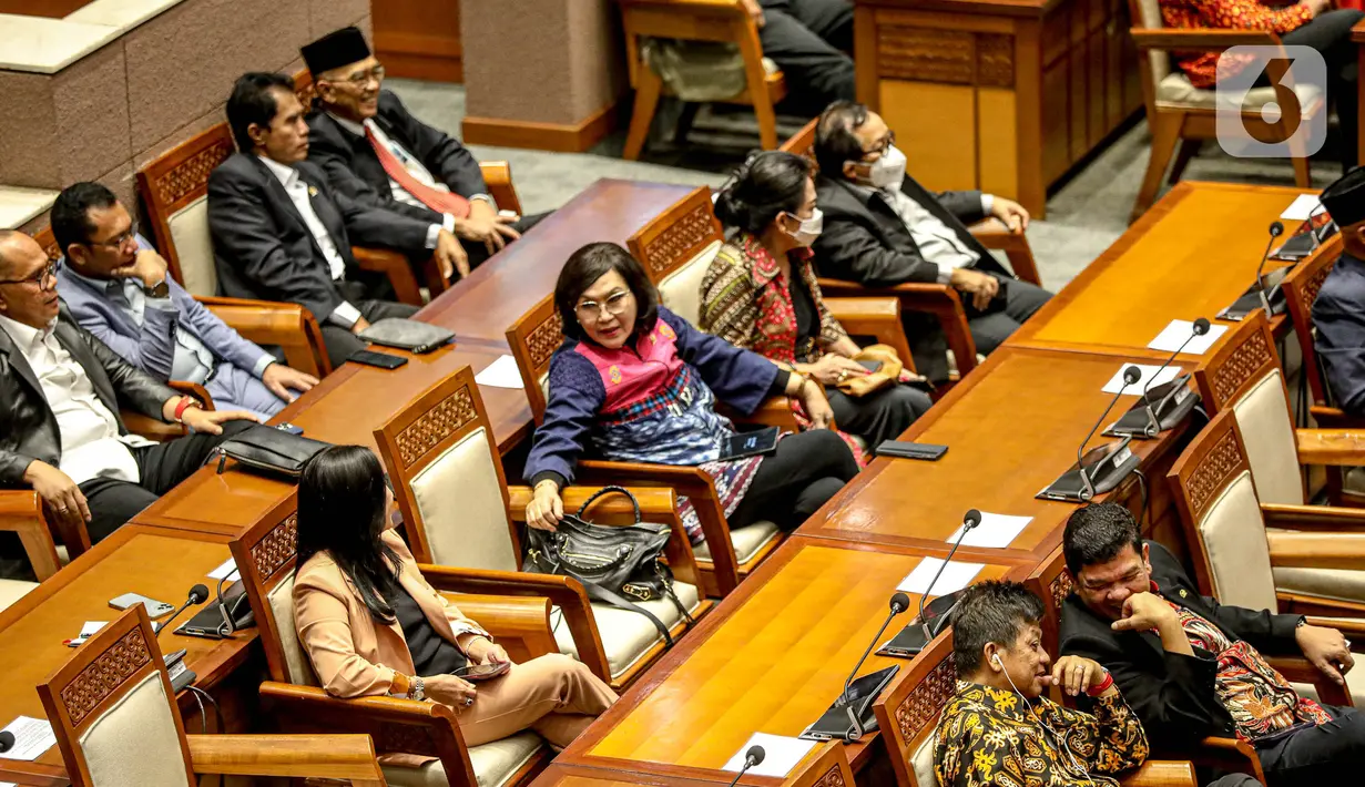 Anggota dewan berbincang saat mengikuti rapat paripurna. (Liputan6.com/Faizal Fanani)
