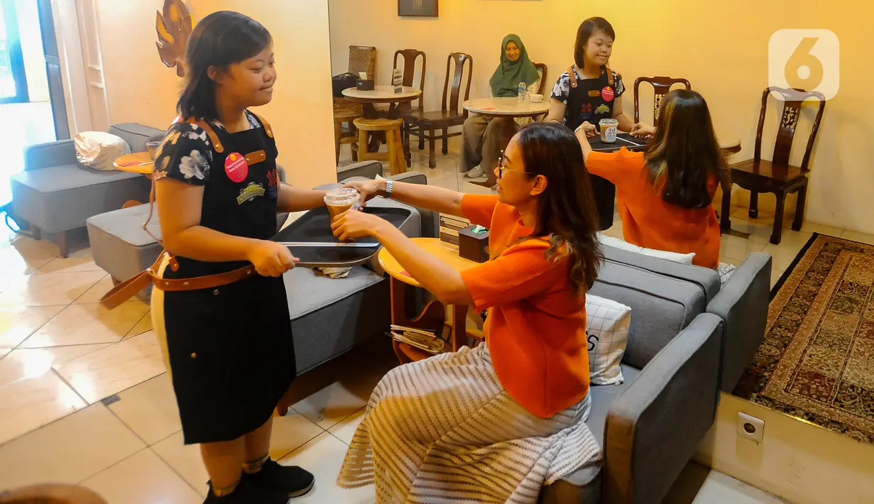 Penyandang down syndrome menyajikan kopi untuk pengunjung di Kopi Kamu, Kebayoran Baru, Jakarta Selatan, Selasa (5/12/2023). (merdeka.com/Arie Basuki)