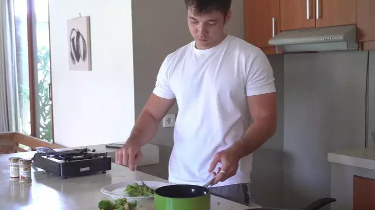 5 Potret Dapur Stefan William di Vila Bali, Minimalis tapi Pemandangan Memukau - Masih Pakai Dispenser Galon Atas