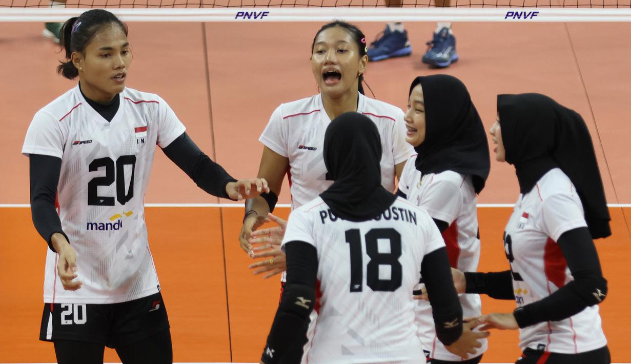 Selebrasi para pemain Timnas voli putri Indonesia setelah mencetak angka saat menghadapi India pada laga klasifikasi peringkat 5-8 AVC Challenge Cup 2024 di Rizal Memorial Coliseum, Manila, Filipina, Selasa (28/5/2024). Indonesia kalah 1-3 (16-25, 32-30, 20-25 dan 24-26). (Asian Volleyball Confederation)